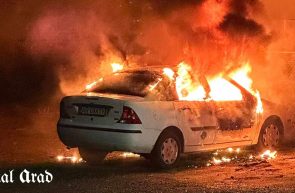 Mașină parcată, cuprinsă în flăcări în centrul Aradului