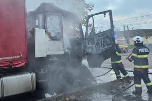 Un autocamion a luat foc la Zerind