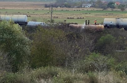 o garnitura de tren a deraiat