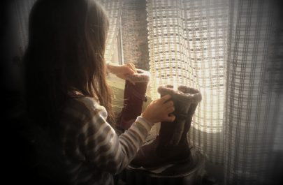 fetiță pune ghete în geam pentru moș nicolae (foto special arad)