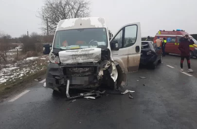 Coliziune între un microbuz și un autoturism la intrarea în Horia (2)