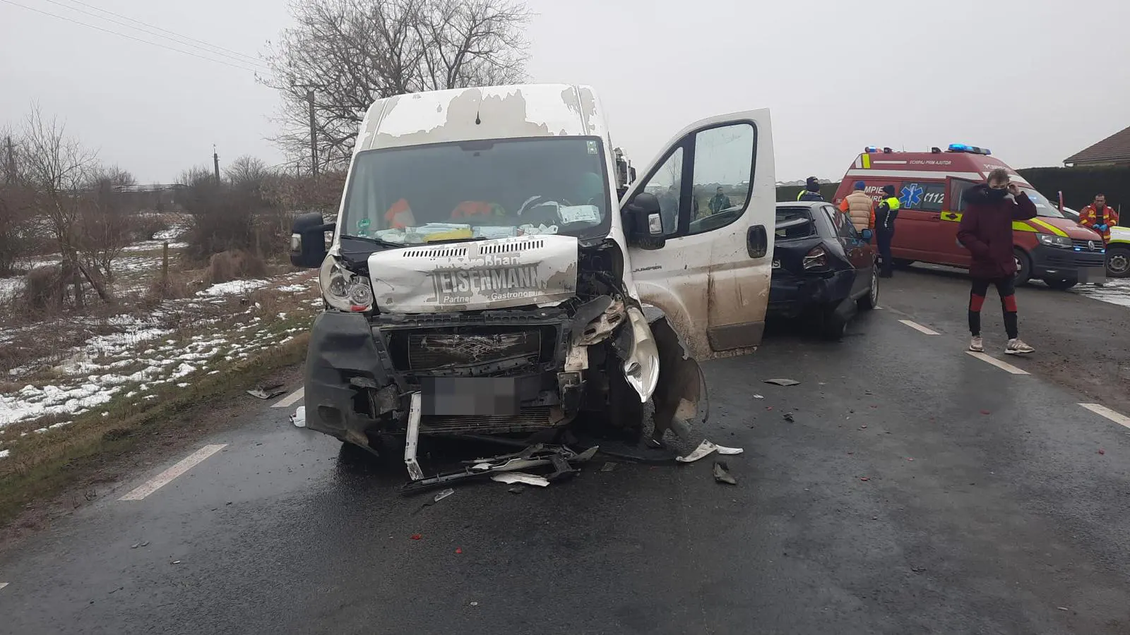 Coliziune între un microbuz și un autoturism la intrarea în Horia