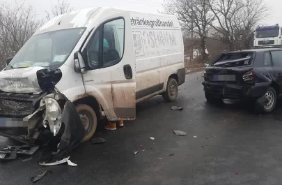 Coliziune între un microbuz și un autoturism la intrarea în Horia (3)