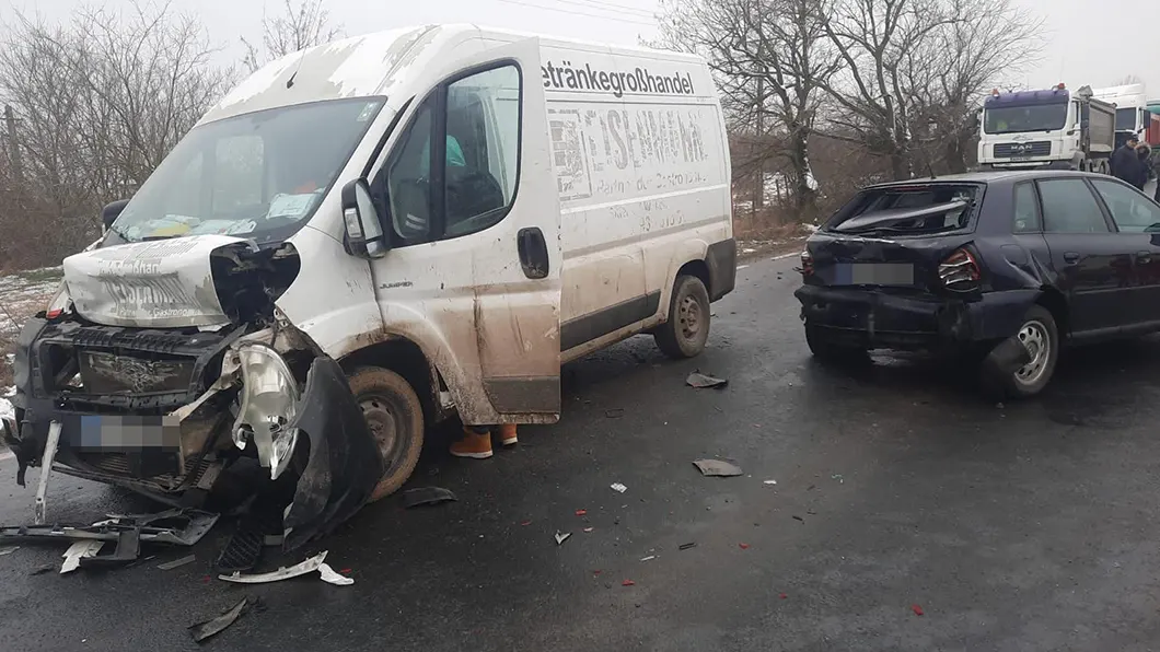 Coliziune între un microbuz și un autoturism la intrarea în Horia (3)