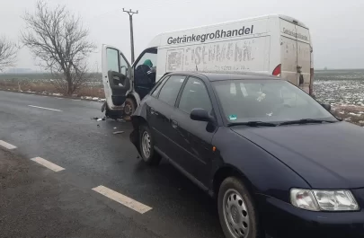 Coliziune între un microbuz și un autoturism la intrarea în Horia (4)