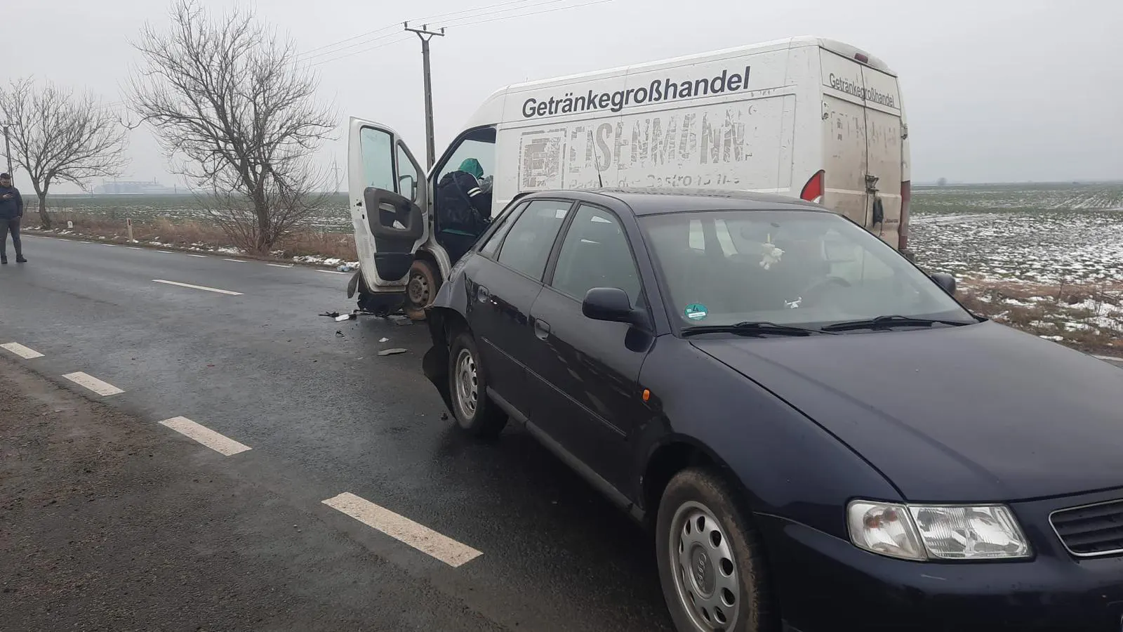 Coliziune între un microbuz și un autoturism la intrarea în Horia (4)