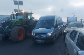 Protestul agricultorilor și transportatorilor continuă pe centura Timișoarei, după ce au blocat Calea Aradului - foto: stiridetimisoara.ro