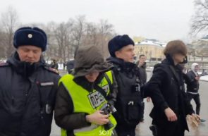 Femei și jurnaliști, arestați în Moscova, la o manifestație a soțiilor de militari trimiși pe front