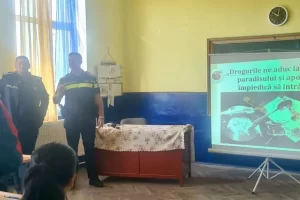 Activitate de prevenție a polițiștilor cu elevii din Pleșcuța, despre bullying și riscurile consumului de droguri