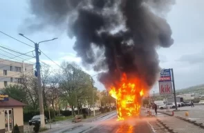 Un autocar cu 30 de elevi a luat foc pe o șosea din Caraş-Severin
