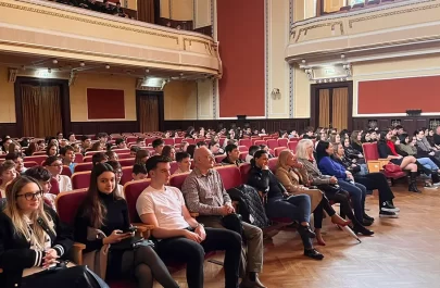 Zece clase ale Colegiului Național Moise Nicoară au petrecut prima zi a Săptămânii Altfel la Filarmonică