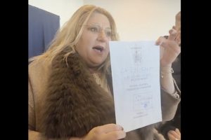 SOSOACA a transmis live din cabina de vot și a făcut circ în secție