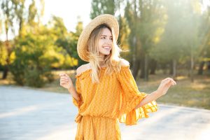 Accesorizarea rochiilor - Cum să completezi o rochie simplă sau elegantă cu bijuterii, genți și pantofi - adobestock_411141936