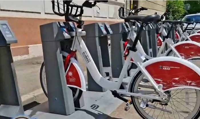 Au sosit bicicletele în stații, iar Primăria plătește unei firme peste 8 milioane lei pentru operare. Arădenii au gratuitate până în 11 iunie