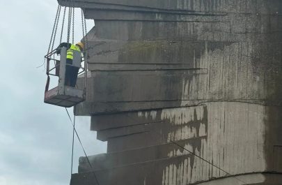 muncitor curăță monumentul de la păuliș
