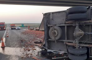 trafic camion răsturnat accident A1