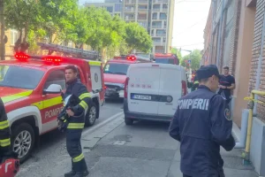 Un lift cu trei oameni, printre care un copil de 1 an, s-a prăbusit mai multe etaje la Timișoara