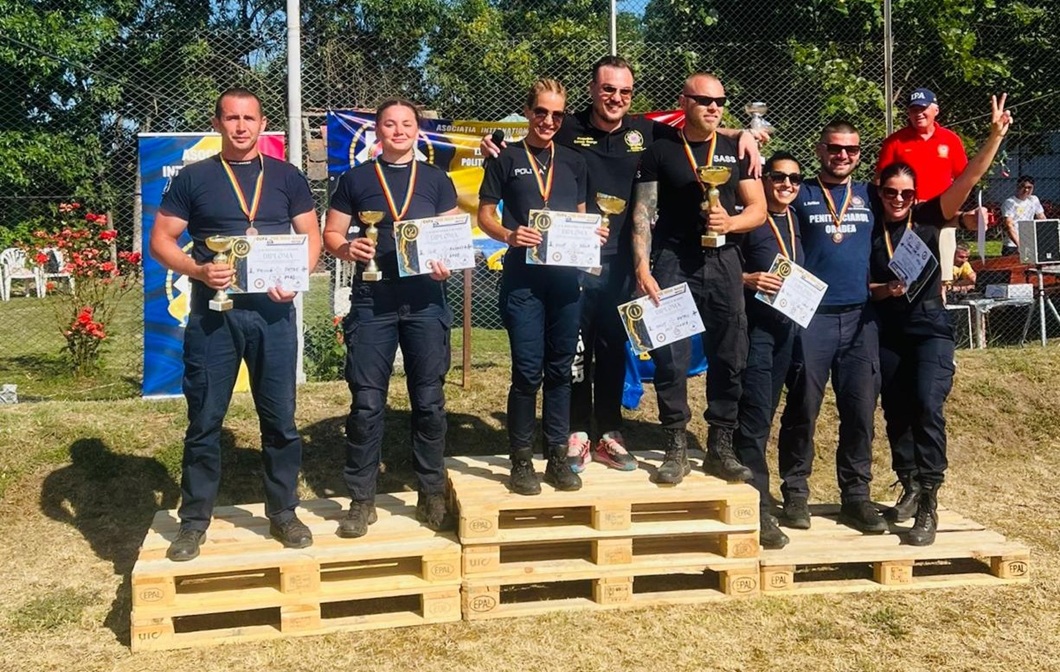 doi jandarmi competiției