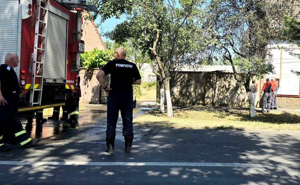 Incendiu pe strada 6 Vânători din Arad: garaj distrus, locuință salvată de pompieri (FOTO)