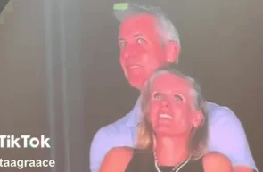 Andy Byron CEO-ul companiei Astronomer, suspendat după ce a fost surprins pe kiss cam cu amanta la un concert Coldplay