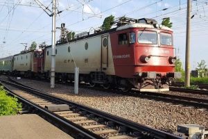 ADOLESCENTI PLAFON TRENURI ALARMA