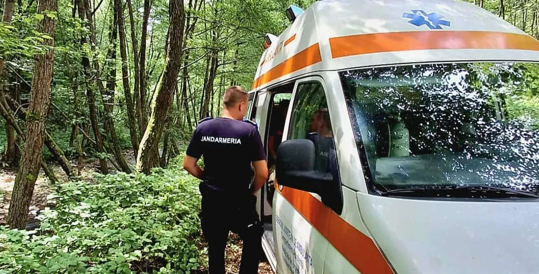 Jandarmii arădeni au salvat un bărbat cu probleme medicale pe traseul spre Muntele Găina