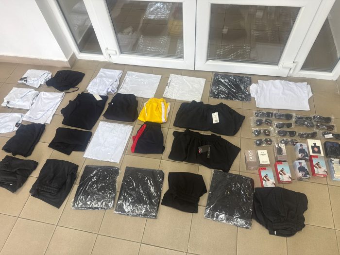 Produse contraf&#259;cute, descoperite de jandarmi &icirc;n pia&#539;a din P&acirc;ncota