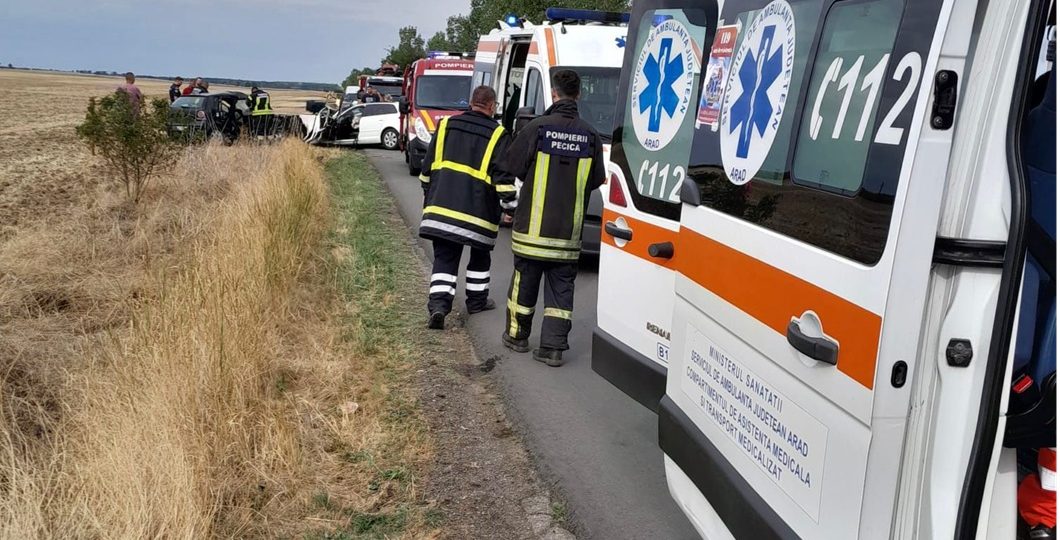 Două mașini implicate; o persoană încarcerată, echipajele de intervenție la fața locului!