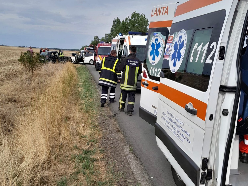 Dou&#259; ma&#537;ini implicate &icirc;ntr-un accident rutier &icirc;ntre Pecica &#537;i Semlac. O persoan&#259; a r&#259;mas &icirc;ncarcerat&#259;