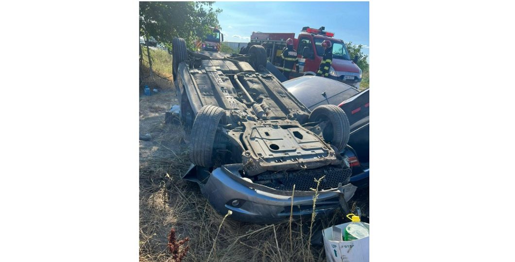 Un autoturism s-a răsturnat cu roțile în sus, ISU intervine prompt