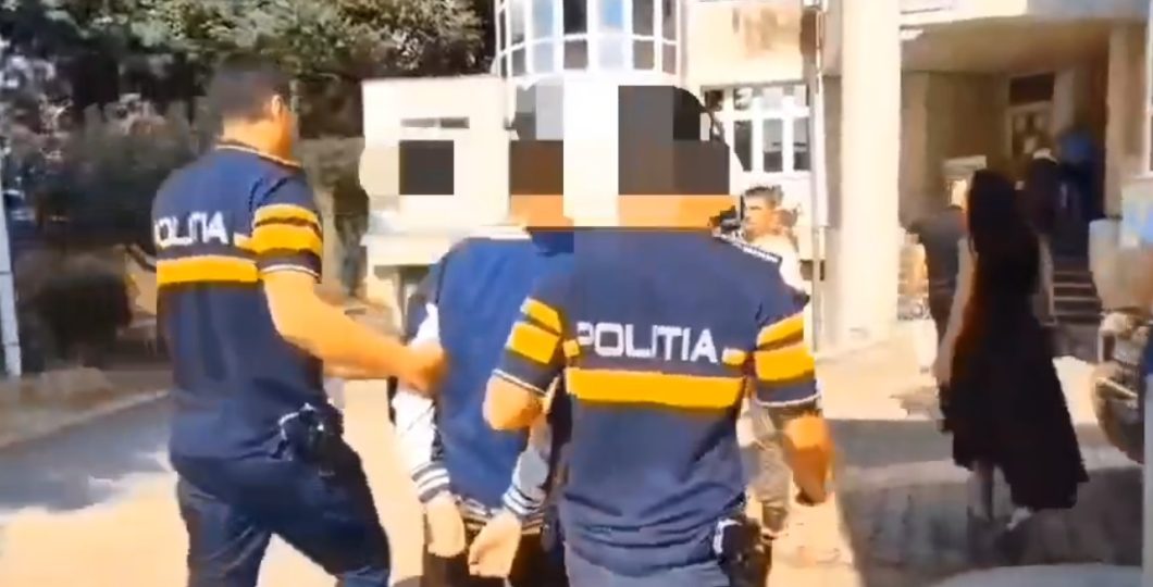 Adolescent de 15 ani, fiul unei profesoare și al unui om de afaceri, acuzat de crimă după ce și-a ucis bunica.