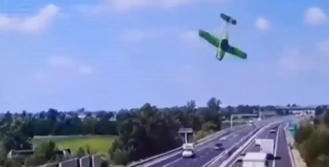 Avion ultra-ușor prăbușit ca o piatră pe autostradă în nordul Italiei - Scene de coșmar printre mașini!