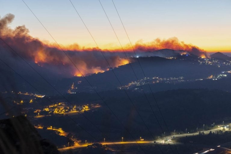 Incendii de Pădure Amenință Regiunile Centrale și Nordice cu Aproape 2.700 de Pompieri Mobilizați