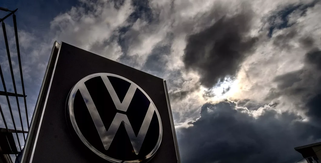Volkswagen pierde 1 miliard de euro din cauza tarifelor impuse de Trump – Impactul economic asupra producătorului auto german