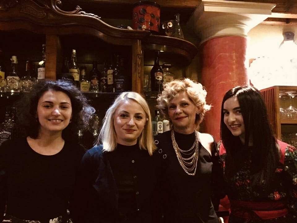 chelneritele Boeme Cafe - Oana, Luiza și Diana
