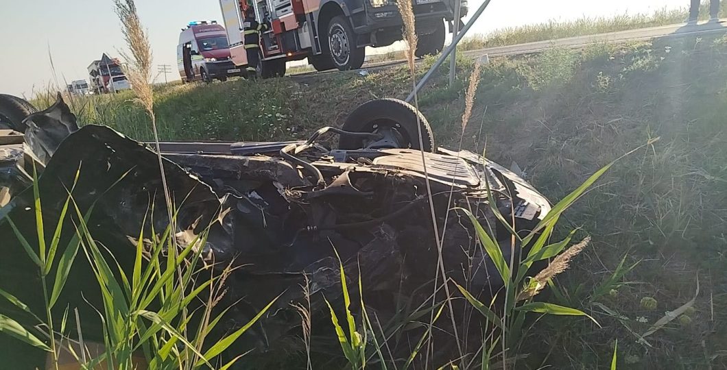 două persoane rănite transportate de urgență la spital!