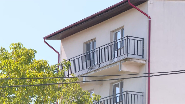 Un tânăr de 28 de ani, acuzat de uciderea fiului concubinei și amenințări cu sinuciderea, blocat în apartament!
