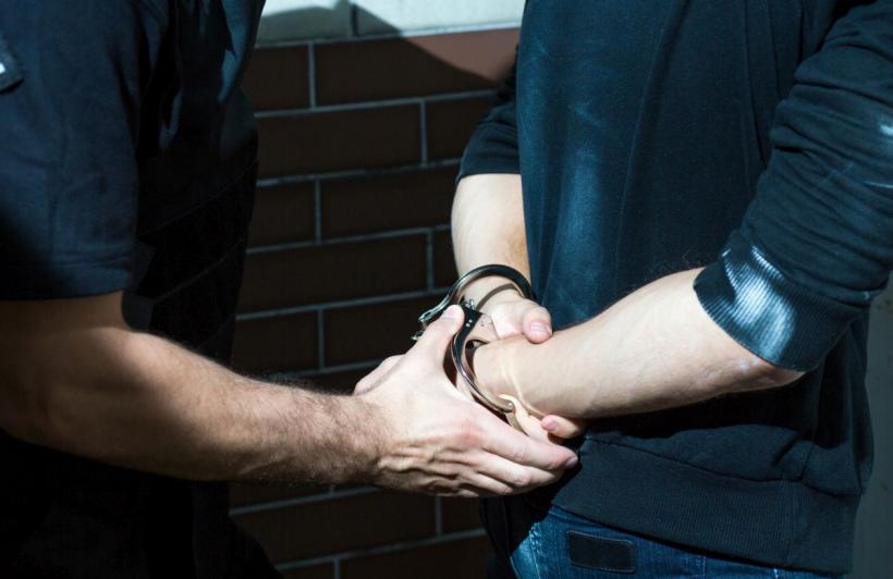 adolescent de 14 ani înjunghiat de tatăl vitreg, reținut preventiv