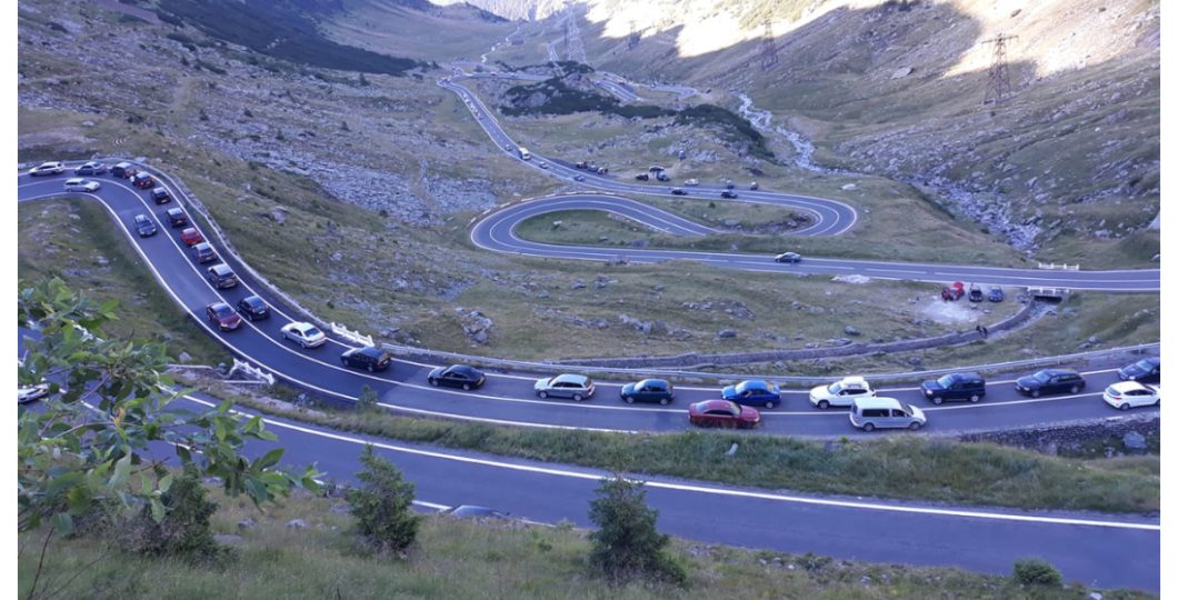 zeci de mașini imobilizate la Piscu Negru din cauza aluviunilor