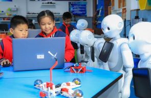 China introduce cursuri obligatorii de AI pentru elevi încă din școala primară