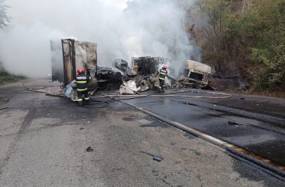 TIR cuprins de flăcări pe drumul Vărădia de Mureș - Săvârșin - incendiu stins (2)