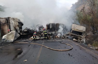 TIR cuprins de flăcări pe drumul Vărădia de Mureș - Săvârșin - incendiu stins (3)