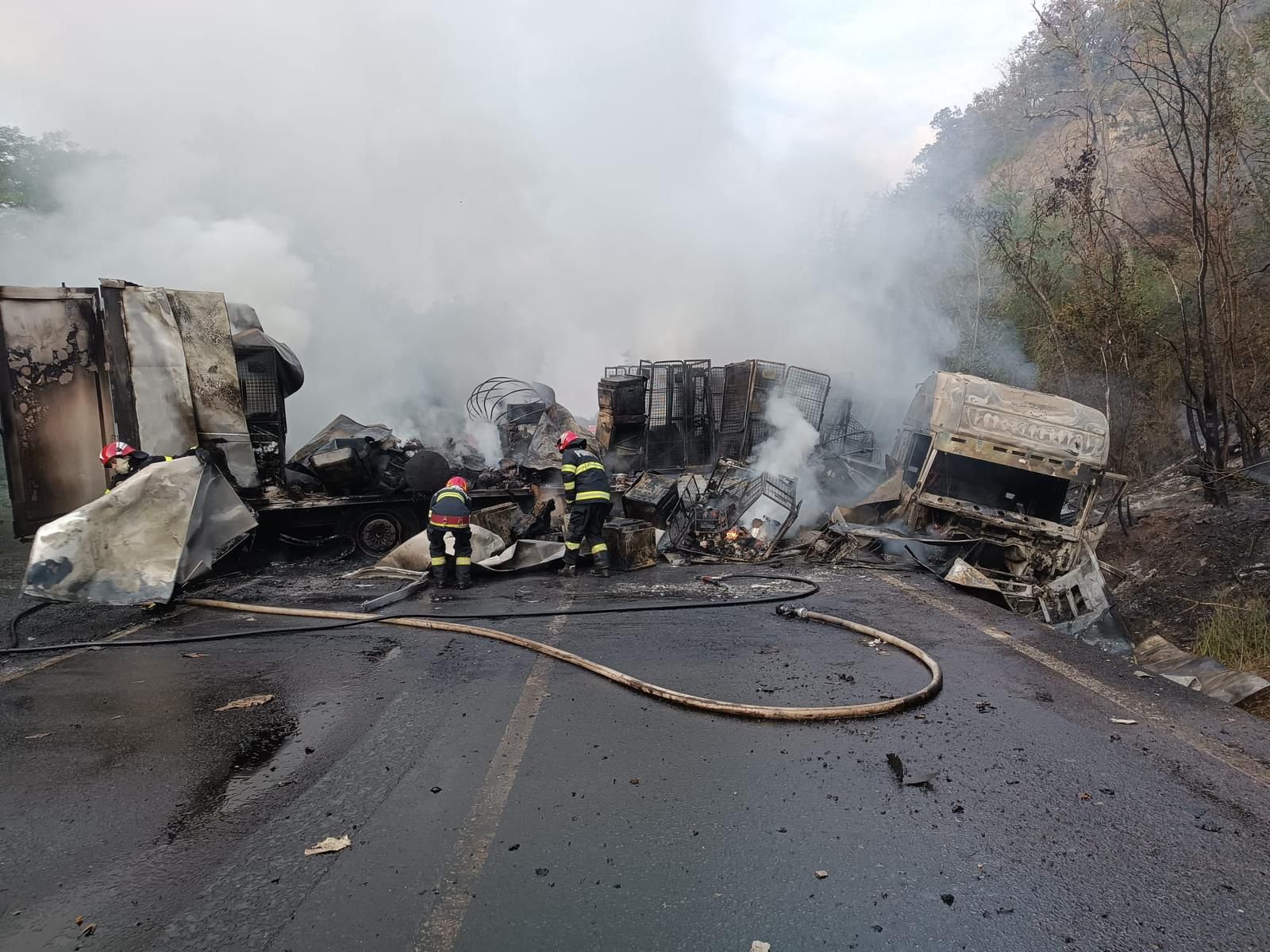 TIR cuprins de flacari pe drumul Varadia de Mures Savarsin incendiu stins 3