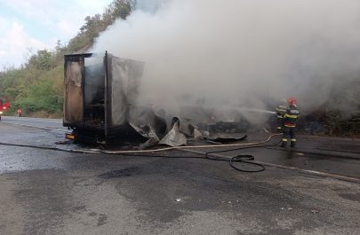 TIR cuprins de flăcări pe drumul Vărădia de Mureș - Săvârșin - incendiu stins