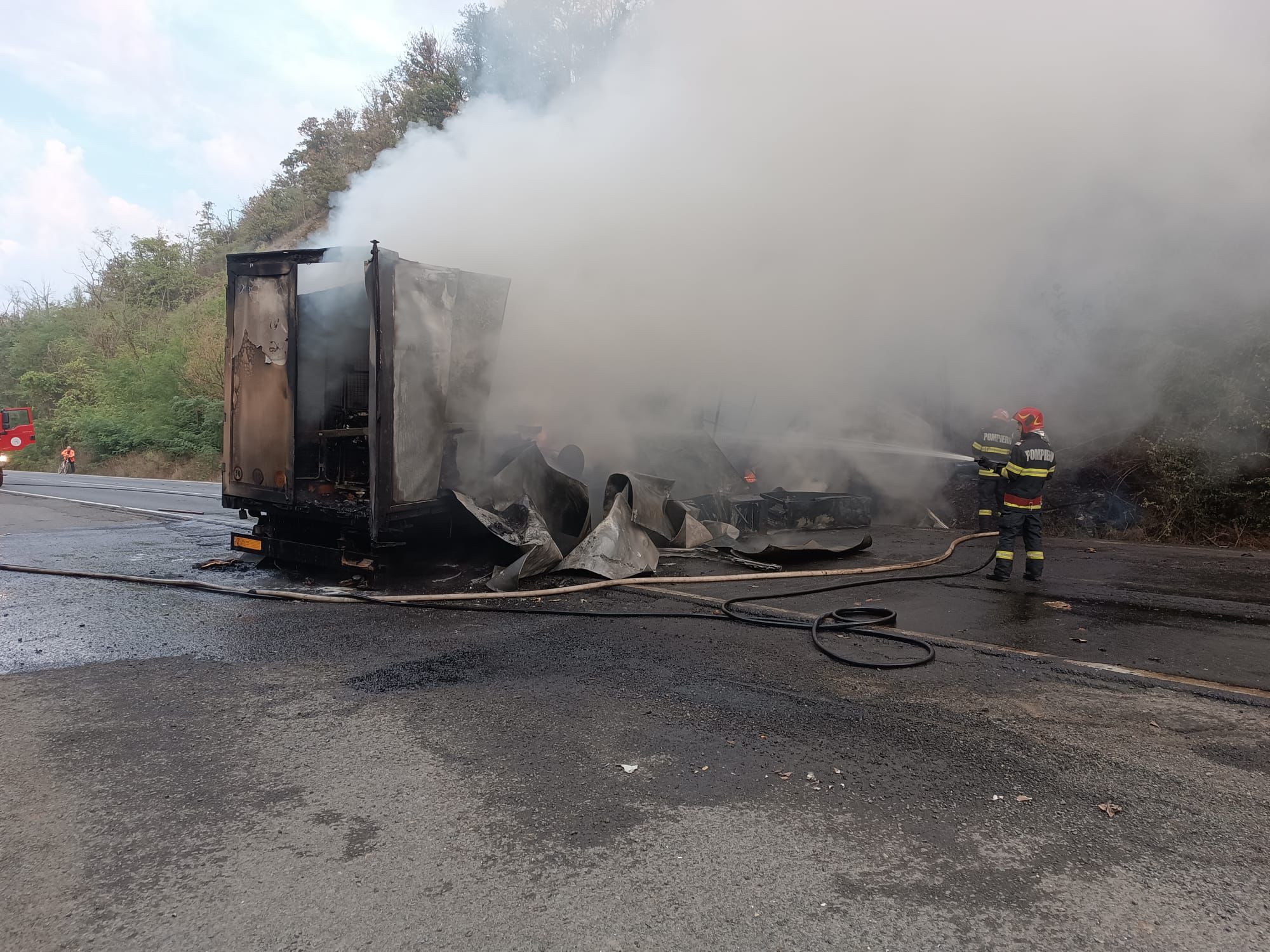 TIR cuprins de flacari pe drumul Varadia de Mures Savarsin incendiu stins