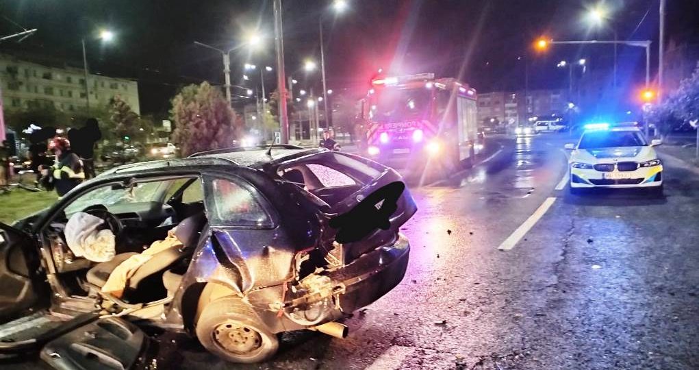 doi răniți transportați urgent la spital după ciocnirea cu un copac