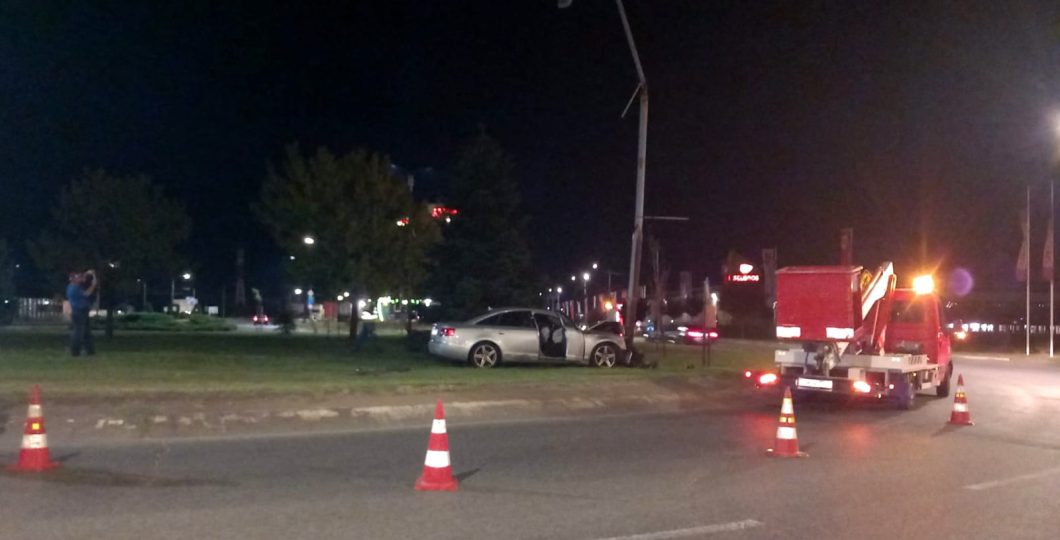 Doi tineri de 19 ani, transportați la spital după un accident la sensul giratoriu de lângă Selgros, marți noaptea