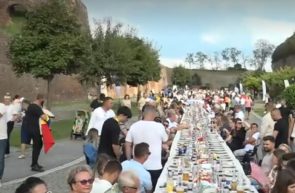 Cartea Recordulrilor Alba Iulia masă