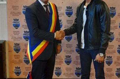 cu eșarfă Elvis