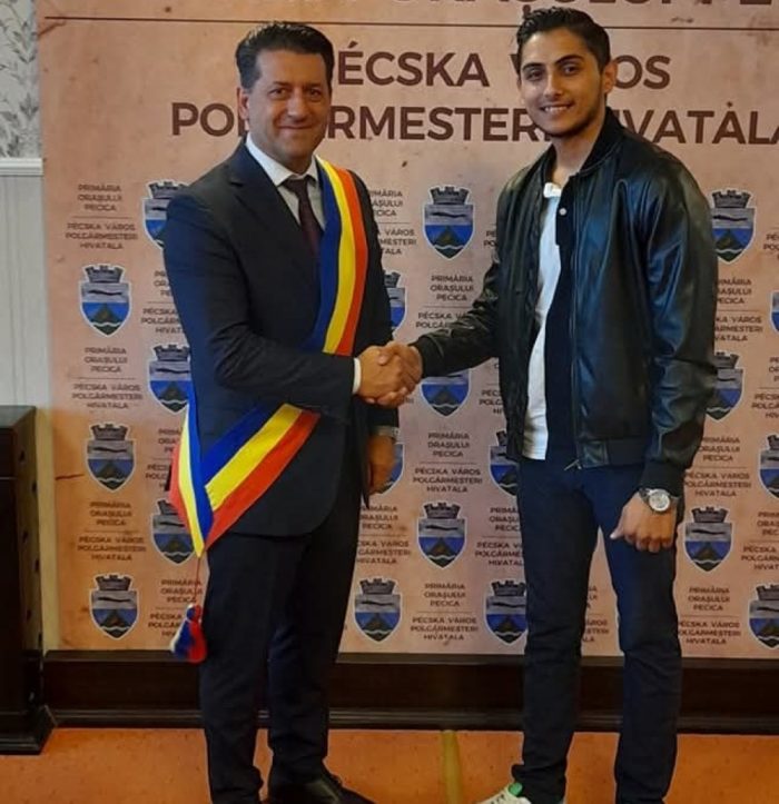 cu eșarfă Elvis